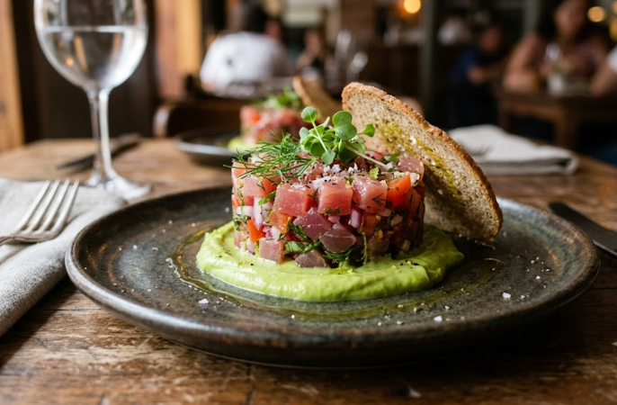 Tartar de Atum com Purê de Avocado – Receita do Chef Henrique Fogaça